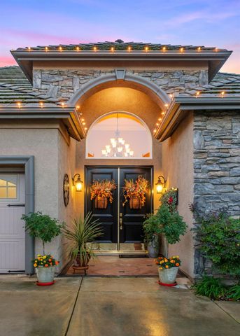 1689 E Shoal Creek Drive, Fresno, CA 93730