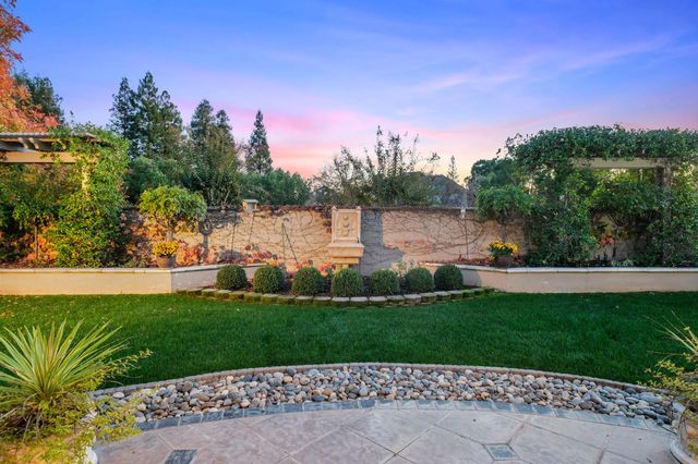 1689 E Shoal Creek Drive, Fresno, CA 93730