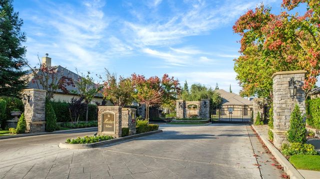 1689 E Shoal Creek Drive, Fresno, CA 93730