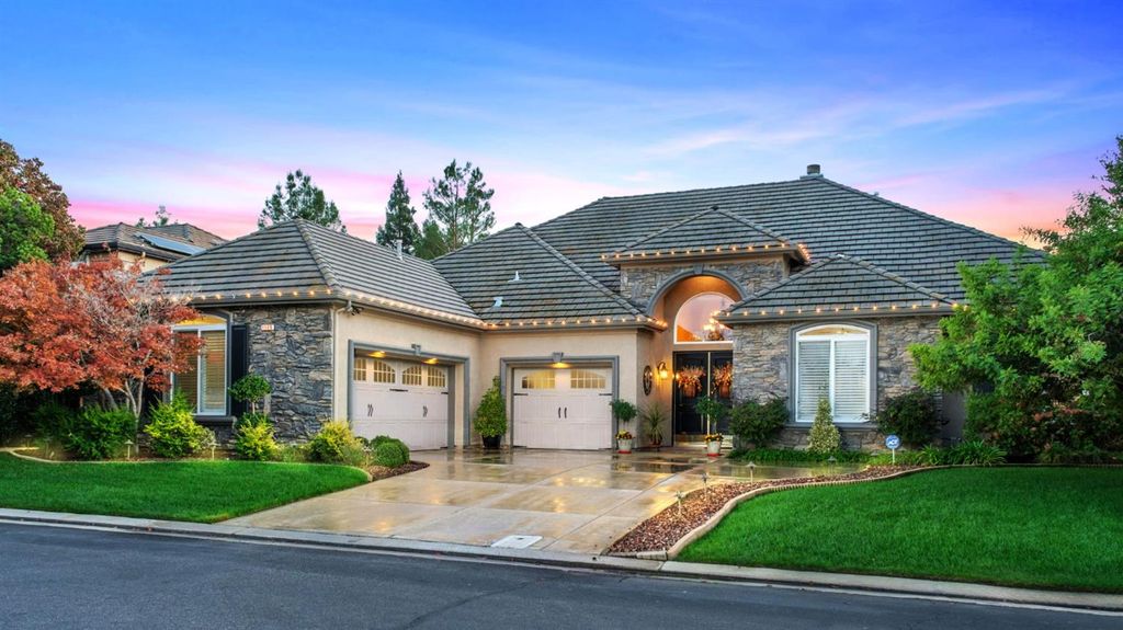 1689 E Shoal Creek Drive, Fresno, CA 93730