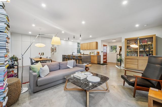 8210 Skyline Blvd, Oakland, CA 94611