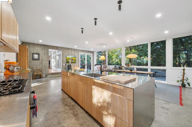 8210 Skyline Blvd, Oakland, CA 94611