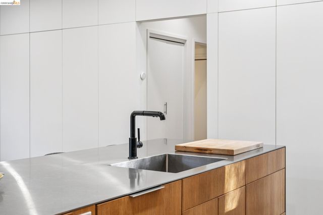 8210 Skyline Blvd, Oakland, CA 94611