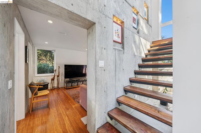 8210 Skyline Blvd, Oakland, CA 94611