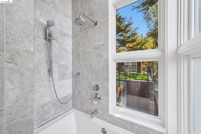 8210 Skyline Blvd, Oakland, CA 94611