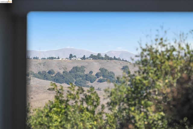 8210 Skyline Blvd, Oakland, CA 94611