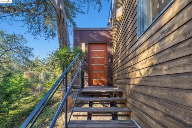 8210 Skyline Blvd, Oakland, CA 94611