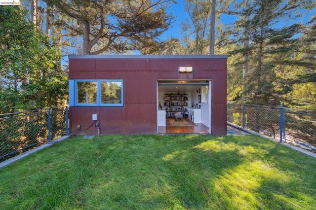 8210 Skyline Blvd, Oakland, CA 94611