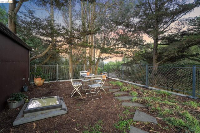 8210 Skyline Blvd, Oakland, CA 94611