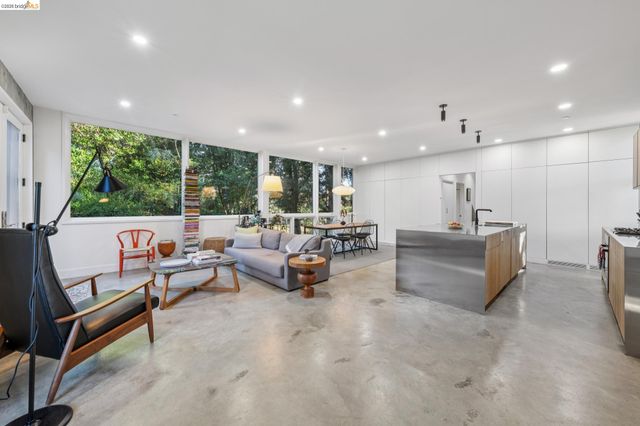 8210 Skyline Blvd, Oakland, CA 94611