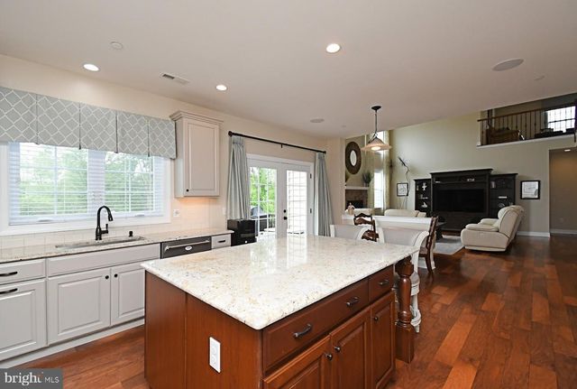 300 ROWLAND LN, Line Lexington, PA 18932