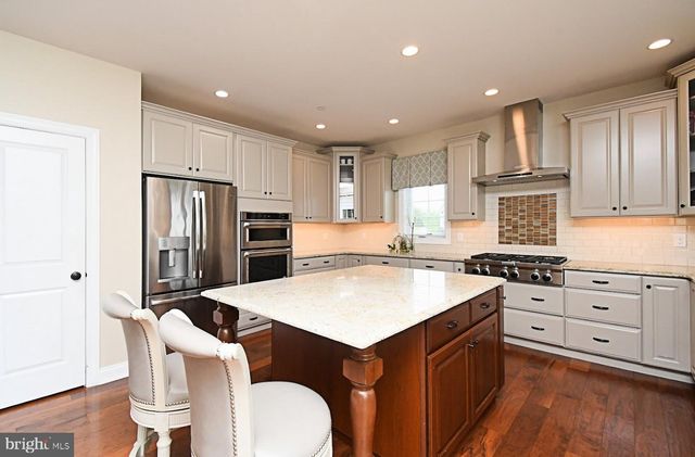 300 ROWLAND LN, Line Lexington, PA 18932