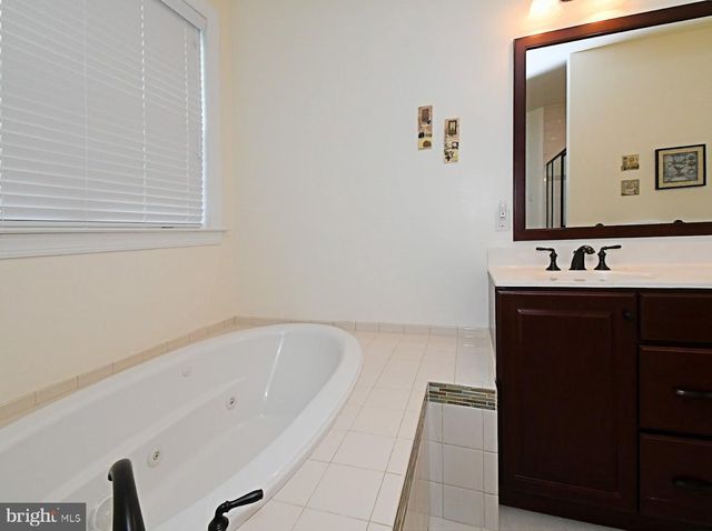 300 ROWLAND LN, Line Lexington, PA 18932