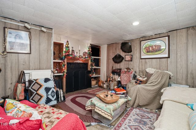 195 Red Oak Ridge Road, Castlewood, VA 24224