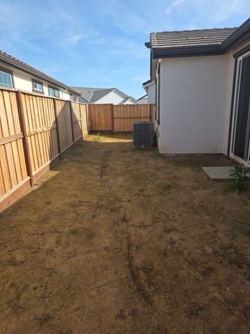 10327 Dal Ct, Elk Grove, CA 95757