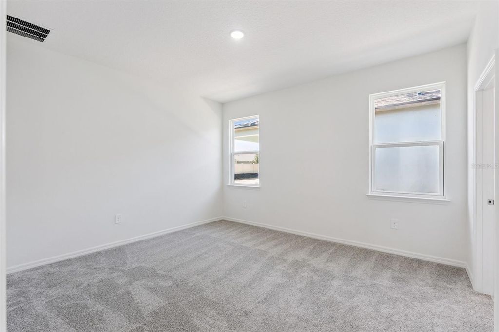 Image 14 of property listing at 826 EMERALD GROVE DRIVE, Apopka, FL 32703