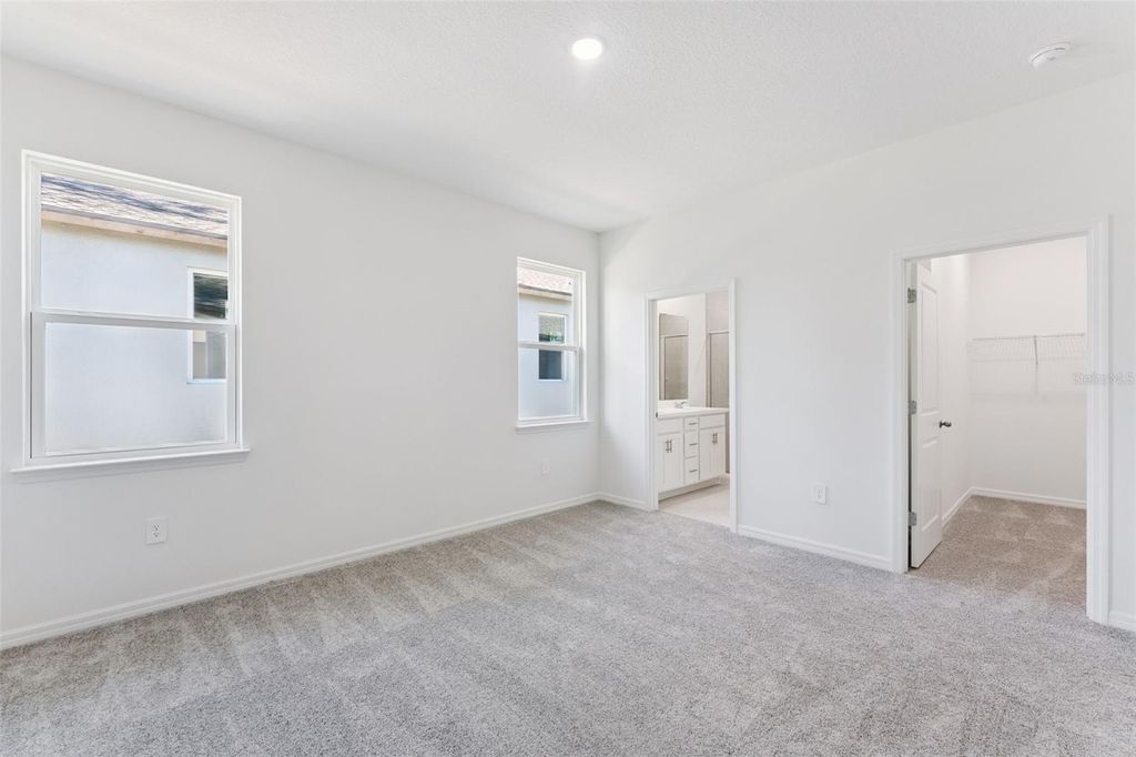 Image 15 of property listing at 826 EMERALD GROVE DRIVE, Apopka, FL 32703