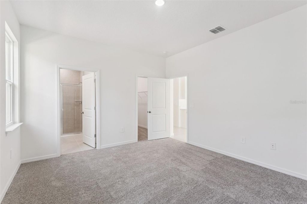 Image 16 of property listing at 826 EMERALD GROVE DRIVE, Apopka, FL 32703