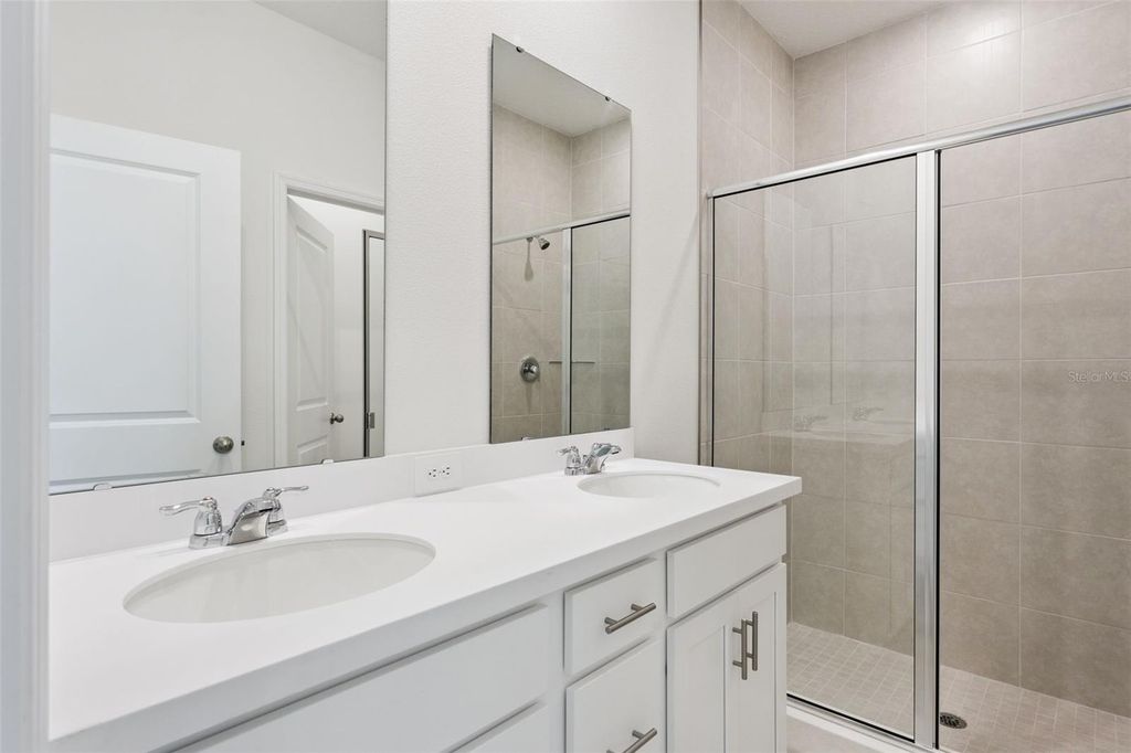 Image 17 of property listing at 826 EMERALD GROVE DRIVE, Apopka, FL 32703