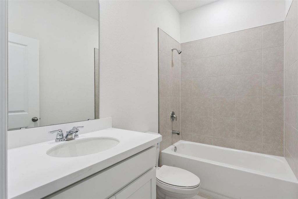 Image 18 of property listing at 826 EMERALD GROVE DRIVE, Apopka, FL 32703