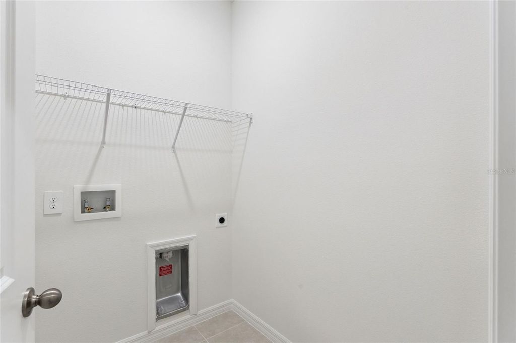 Image 20 of property listing at 826 EMERALD GROVE DRIVE, Apopka, FL 32703