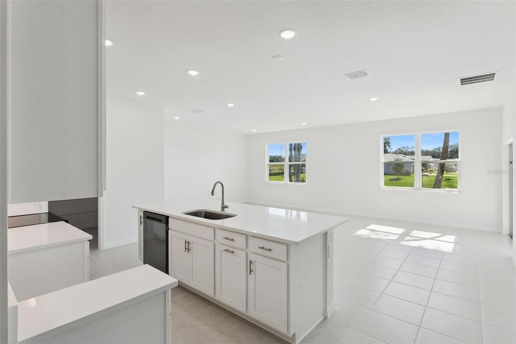 Image 4 of property listing at 826 EMERALD GROVE DRIVE, Apopka, FL 32703