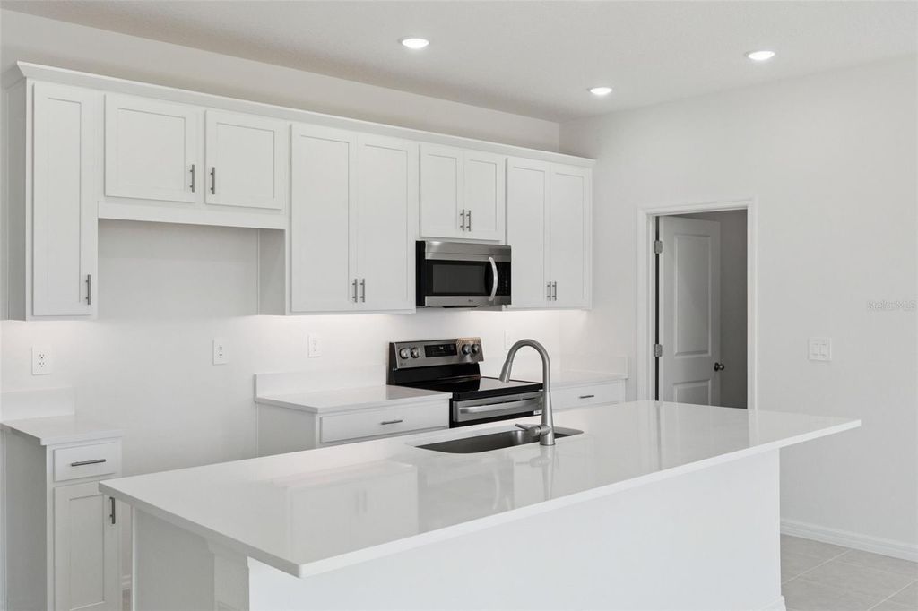 Image 5 of property listing at 826 EMERALD GROVE DRIVE, Apopka, FL 32703