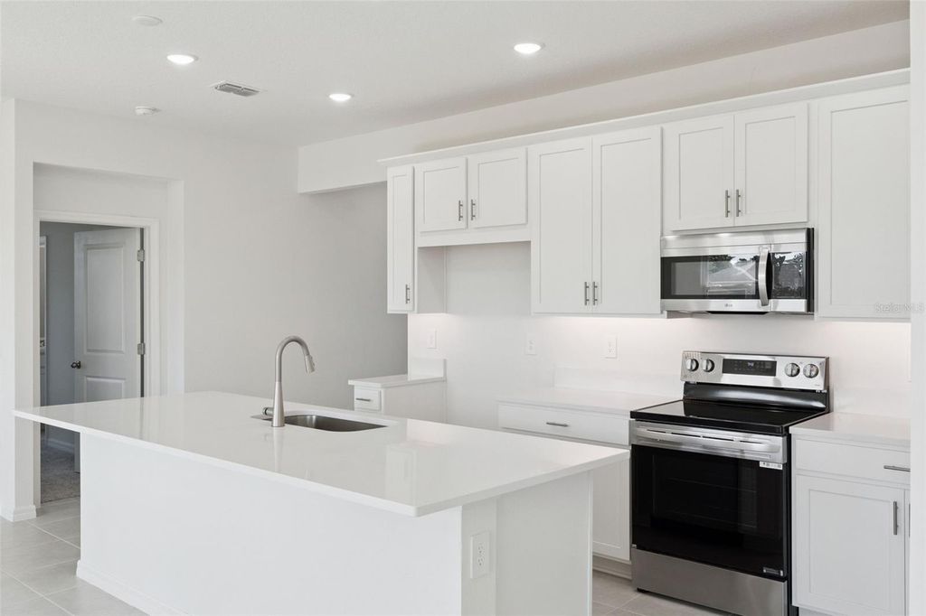 Image 6 of property listing at 826 EMERALD GROVE DRIVE, Apopka, FL 32703