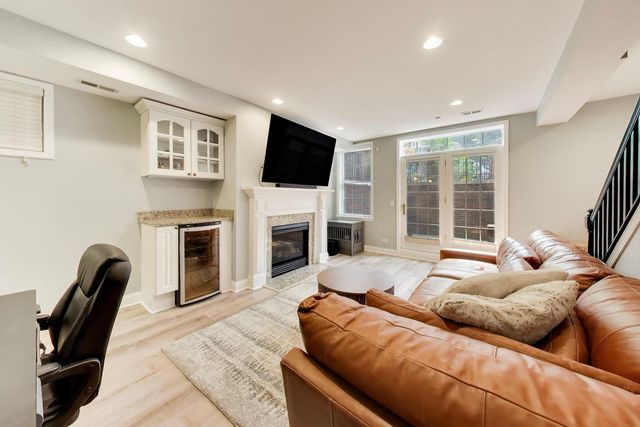3507 N Reta Avenue 1, Chicago, IL 60657