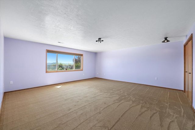 8720 E WOODLAND PARK Dr, Spokane, WA 99217