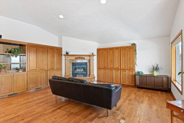 8720 E WOODLAND PARK Dr, Spokane, WA 99217