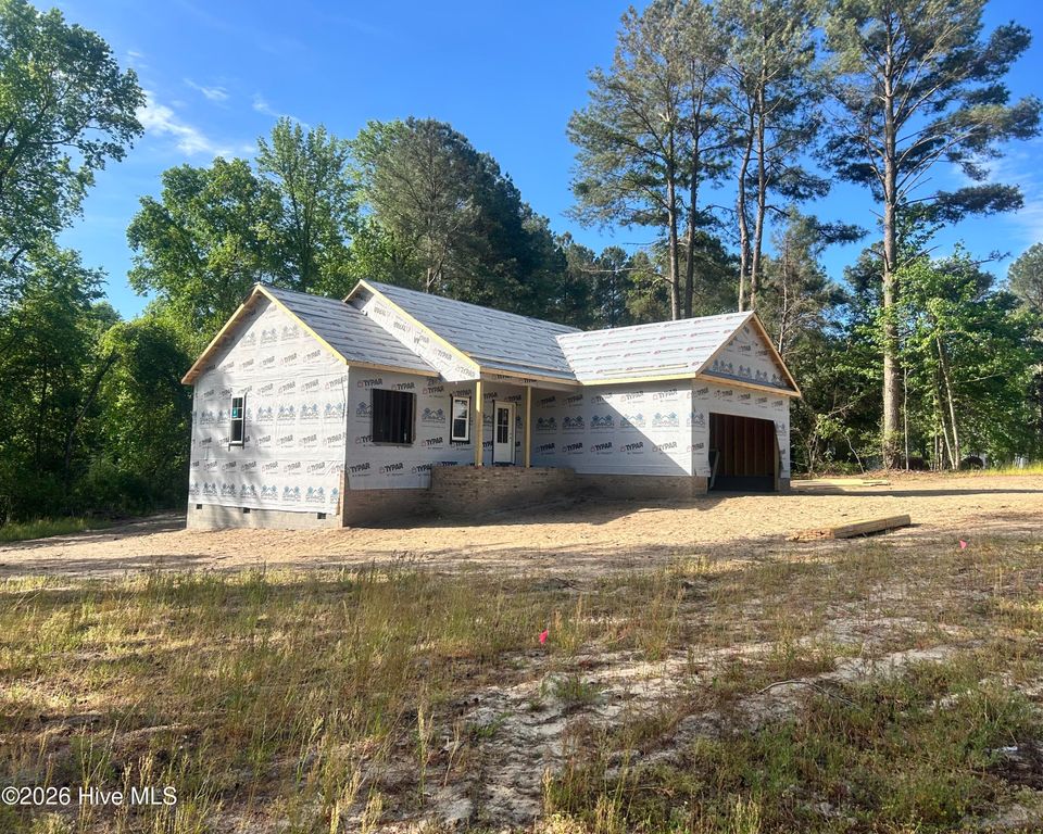 Image 2 of property listing at 1721 Walnut Run Drive, Deep Run, NC 28525