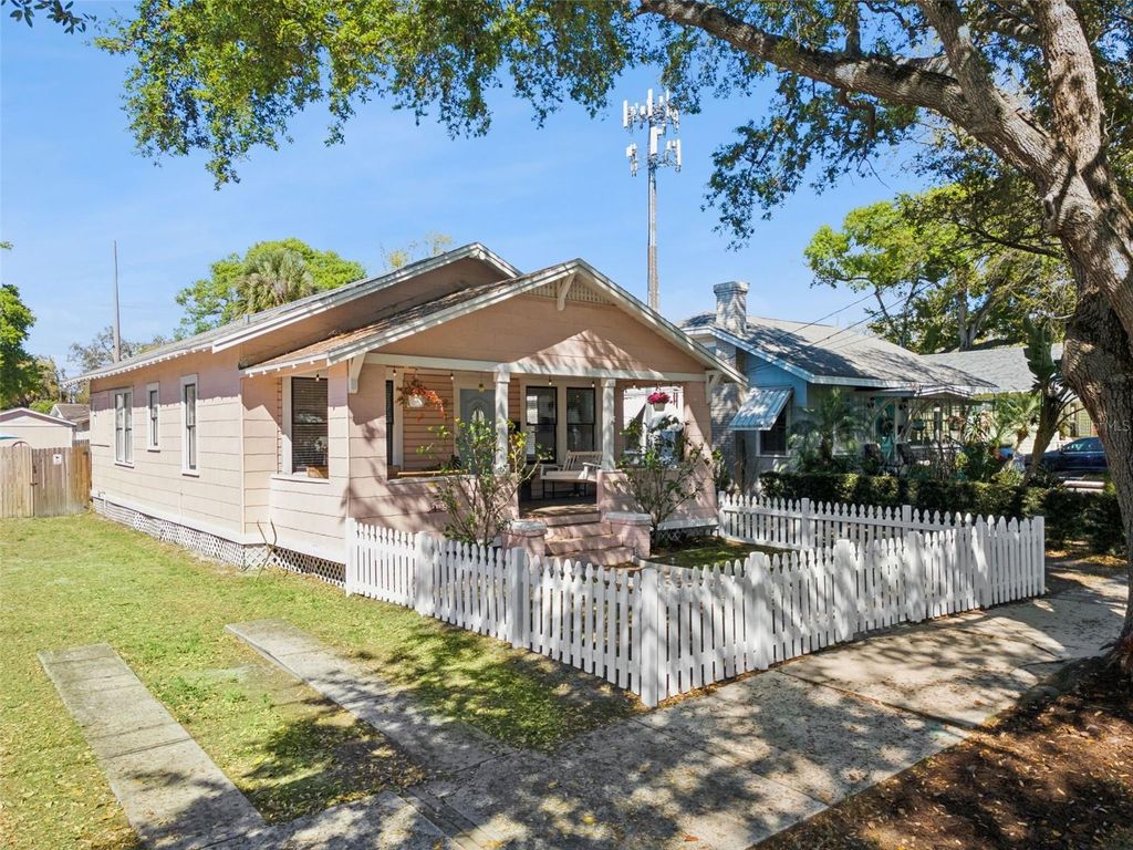 Image 2 of property listing at 812 E PARIS STREET, Tampa, FL 33604