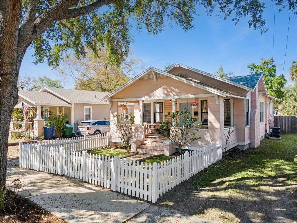 Image 3 of property listing at 812 E PARIS STREET, Tampa, FL 33604