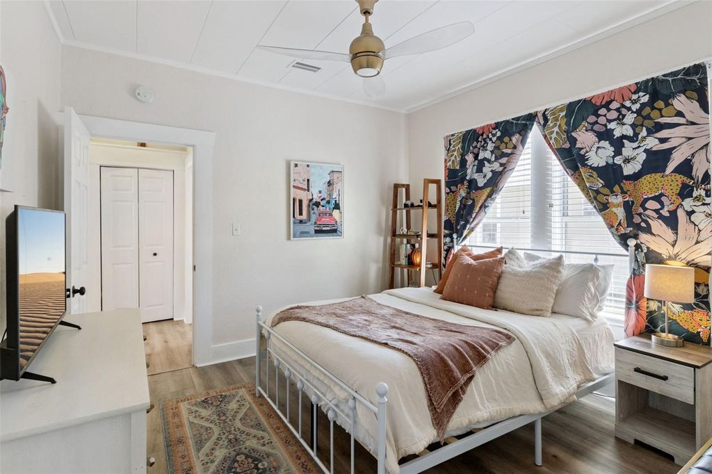 Image 22 of property listing at 812 E PARIS STREET, Tampa, FL 33604