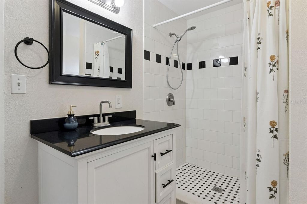 Image 27 of property listing at 812 E PARIS STREET, Tampa, FL 33604