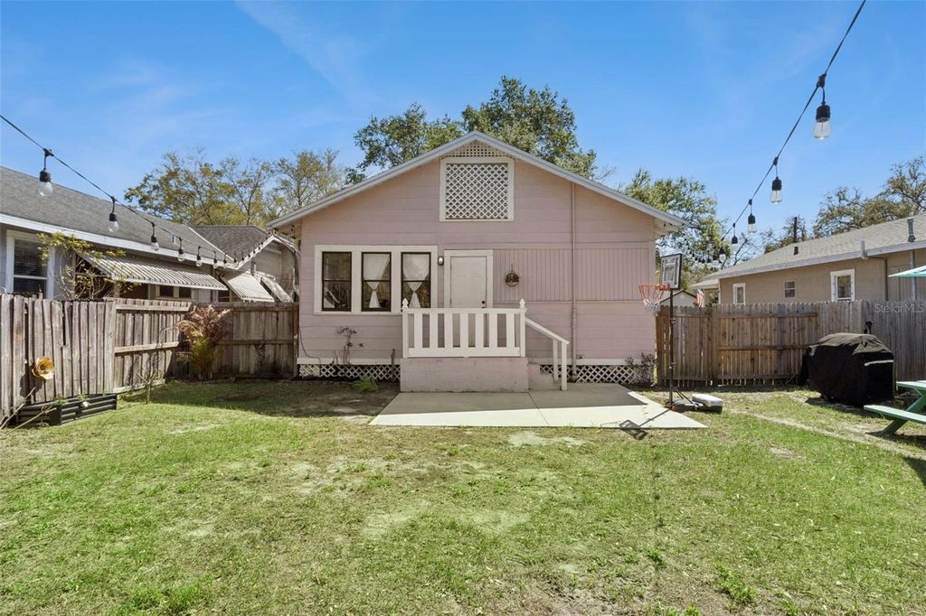 Image 31 of property listing at 812 E PARIS STREET, Tampa, FL 33604