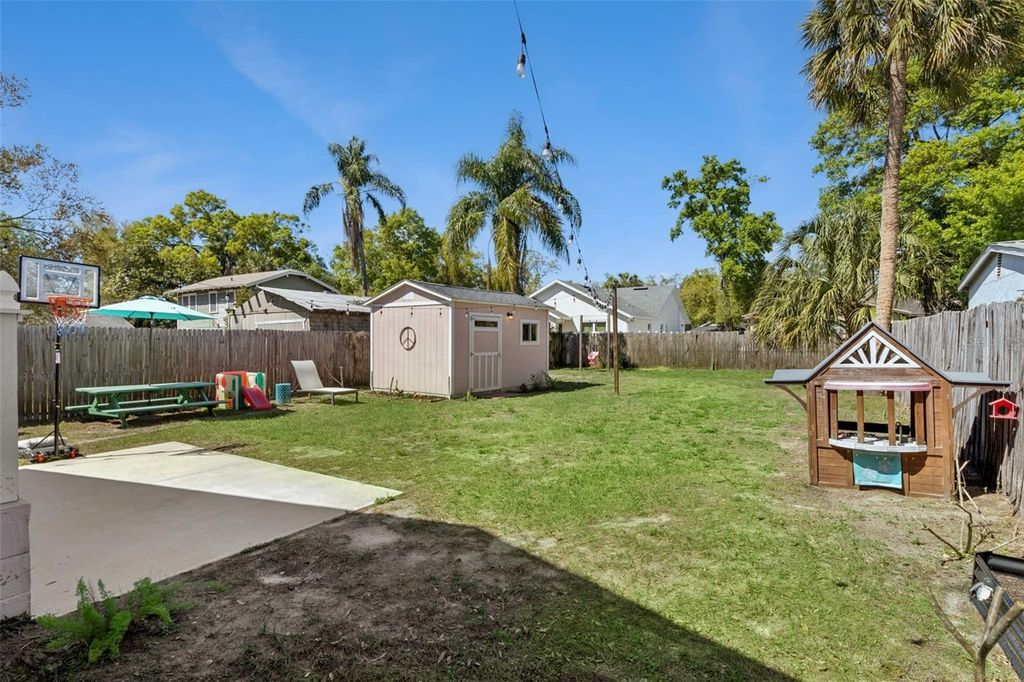 Image 33 of property listing at 812 E PARIS STREET, Tampa, FL 33604