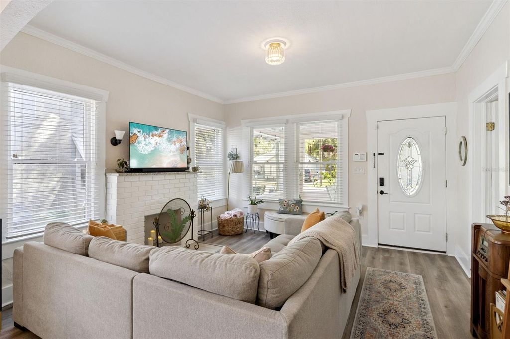 Image 5 of property listing at 812 E PARIS STREET, Tampa, FL 33604