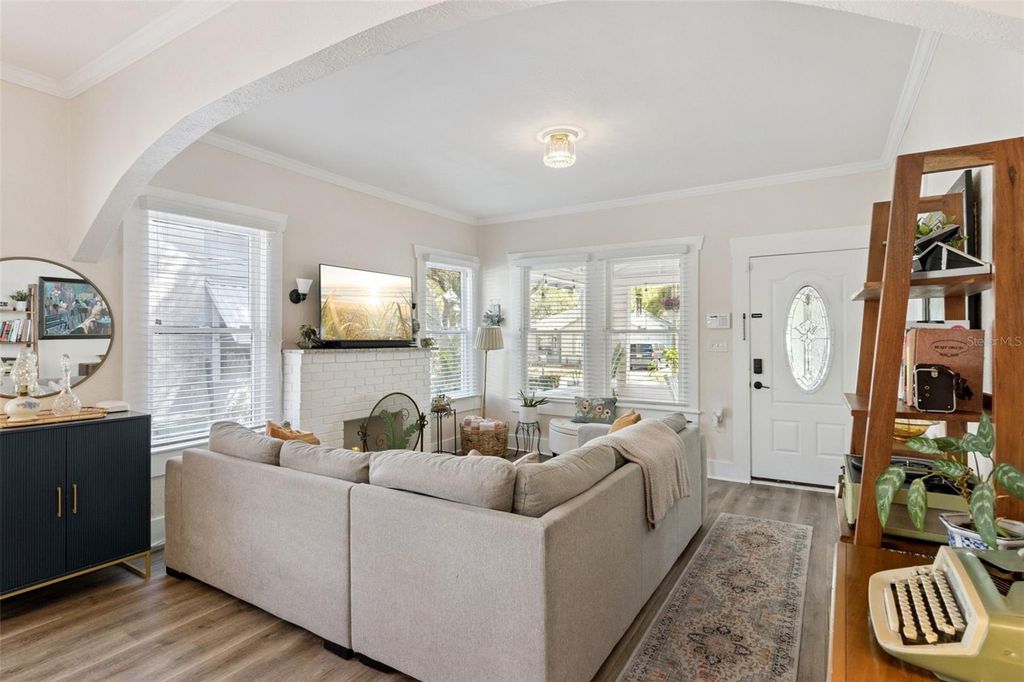 Image 6 of property listing at 812 E PARIS STREET, Tampa, FL 33604