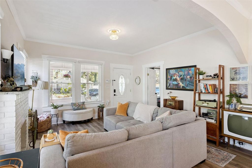 Image 7 of property listing at 812 E PARIS STREET, Tampa, FL 33604