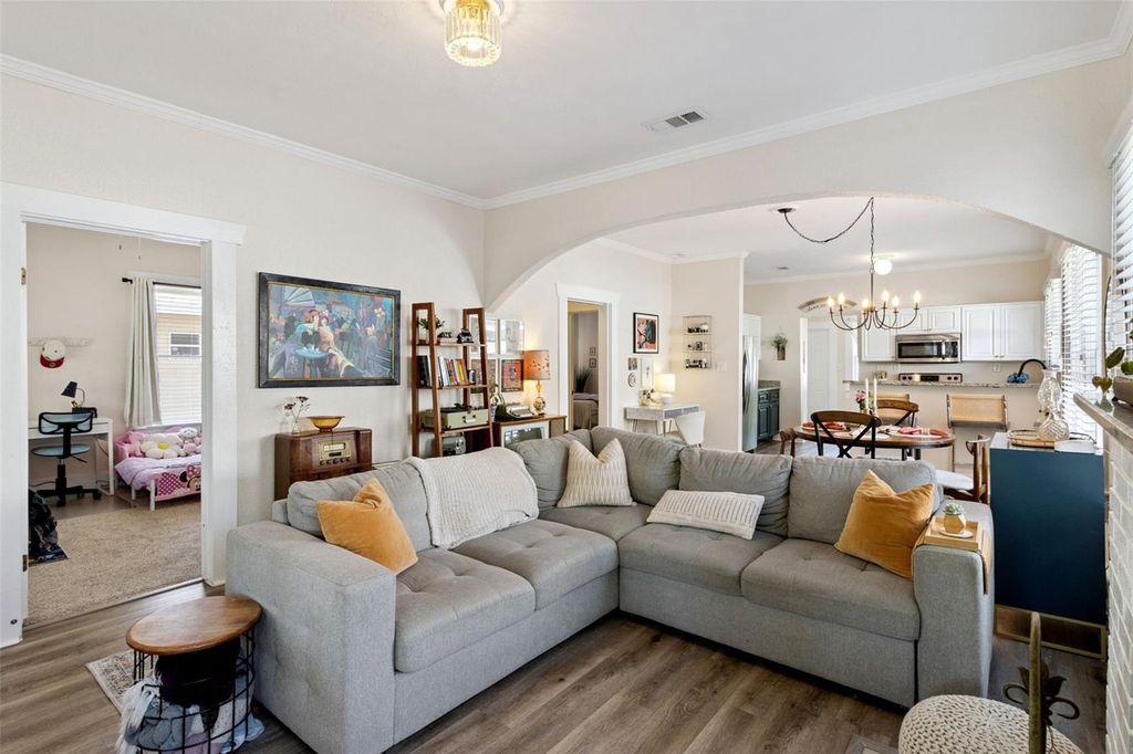 Image 9 of property listing at 812 E PARIS STREET, Tampa, FL 33604