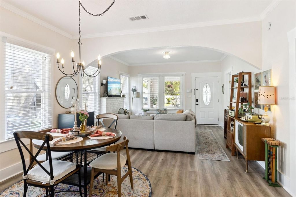 Image 10 of property listing at 812 E PARIS STREET, Tampa, FL 33604