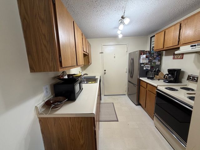 34 Silver Hill Ln 8, Natick, MA 01760