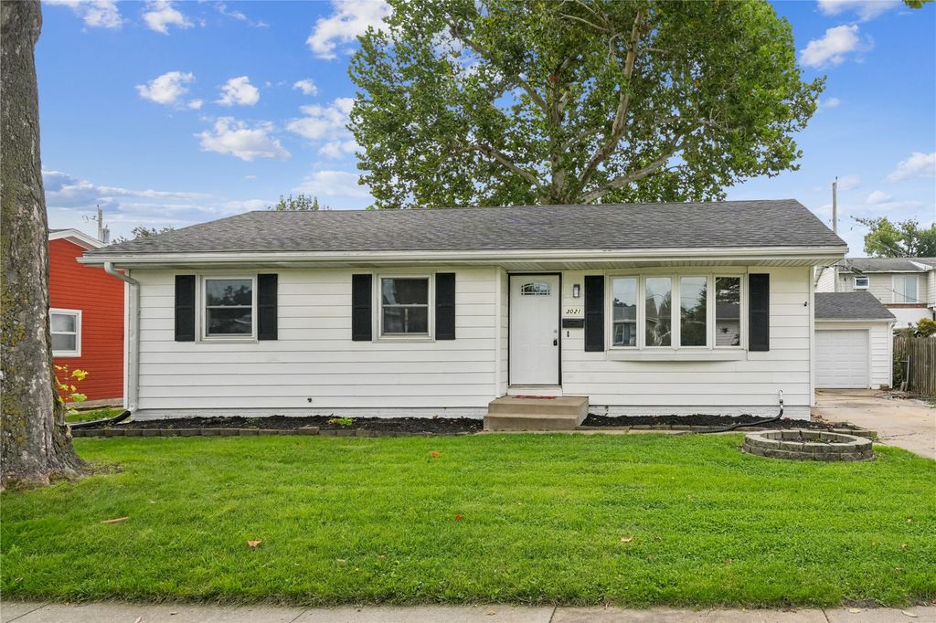 3021 Ravenwood Terrace NW, Cedar Rapids, IA 52405