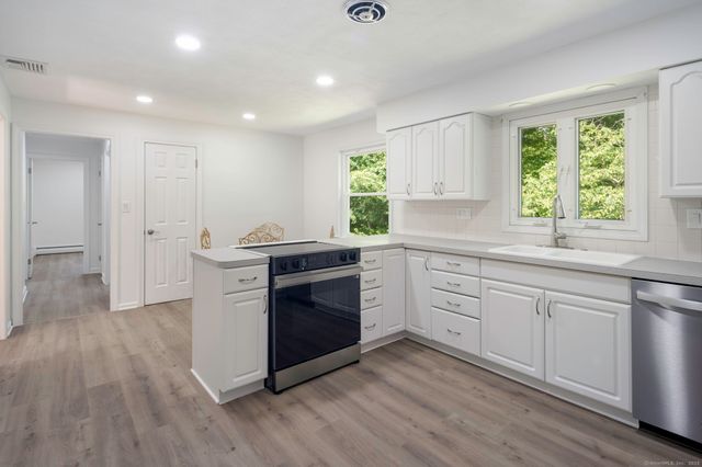 31 Roslyn Drive, Cheshire, CT 06410