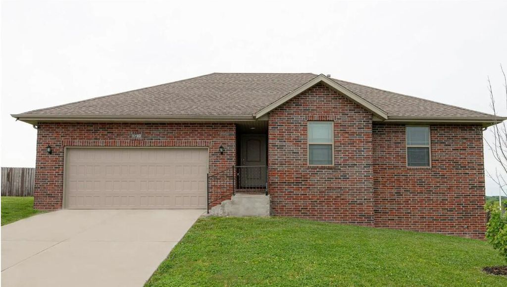 1702 N Hoover Drive, Ozark, MO 65721