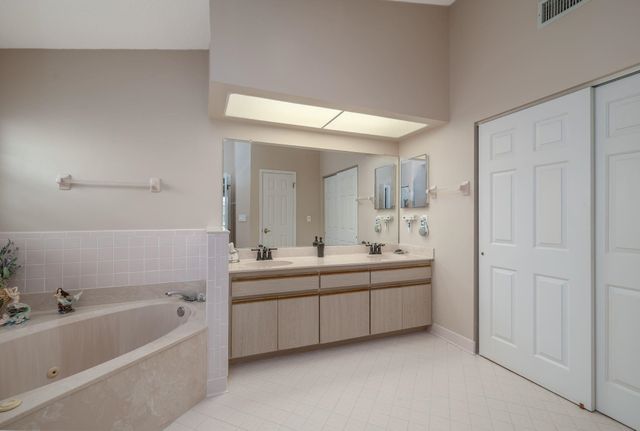 6 San Miguel Ct, Palm Coast, FL 32137