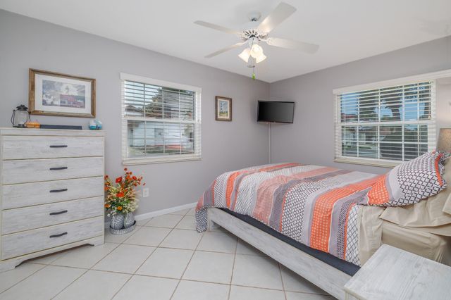 6 San Miguel Ct, Palm Coast, FL 32137