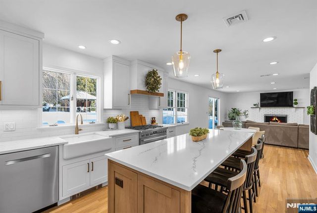 15 Cobbler Lane, Mahwah, NJ 07430